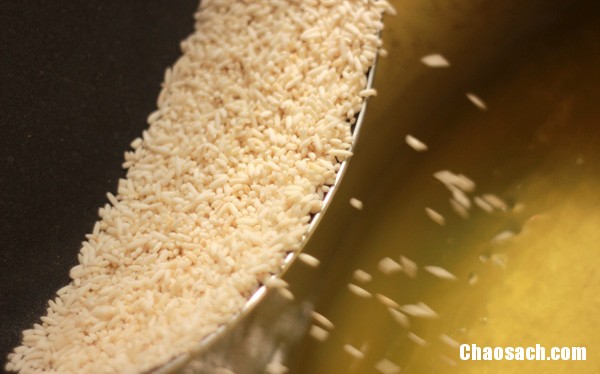 Gạo được rang vàng trước khi nấu cháo