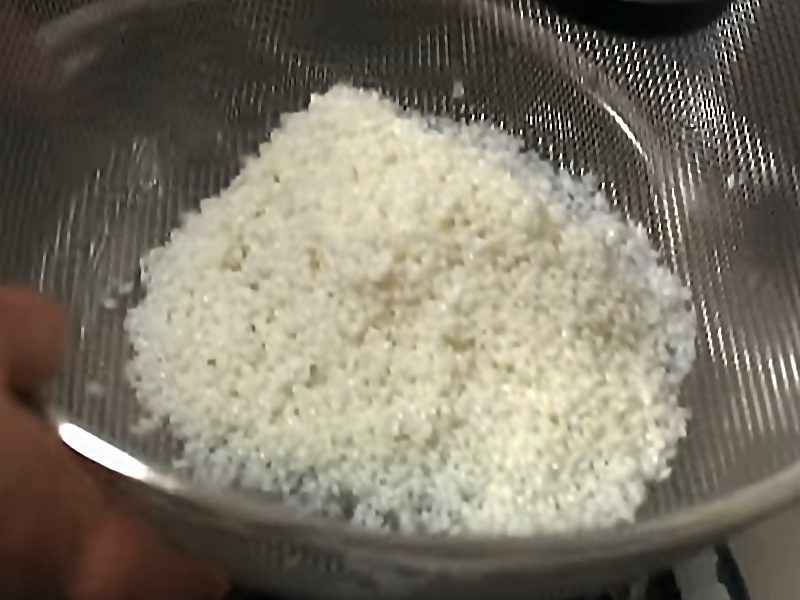 Gạo vo sạch rồi cho ra rổ để ráo