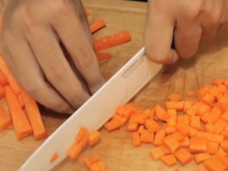 Cà rốt cắt hạt lựu nhỏ