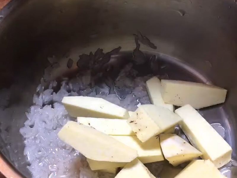Cho gạo và khoai môn vào nồi đun sôi