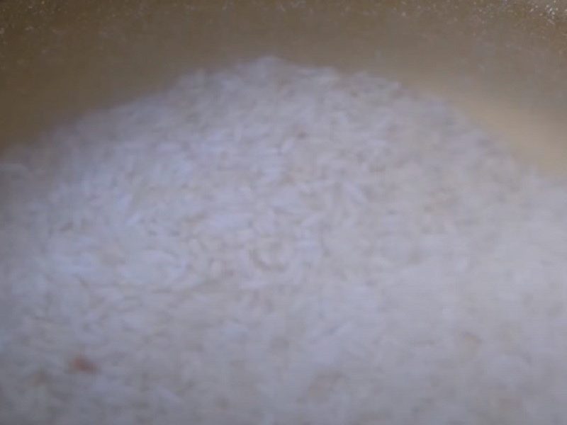 Vo gạo rồi cho vào nấu mềm