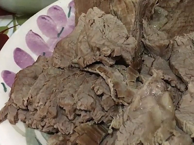 Thịt bò luộc chín rồi cắt từng miếng mỏng vừa ăn