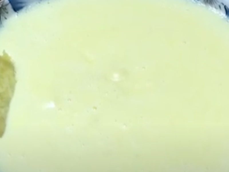 Món cháo trứng gà khoai lang béo thơm cho bé ăn 