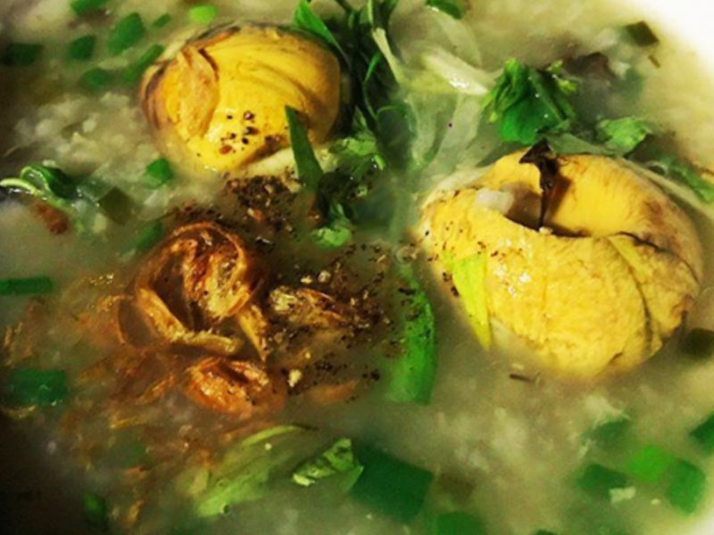 Món cháo trứng vịt lộn đậu xanh thơm lừng bổ dưỡng