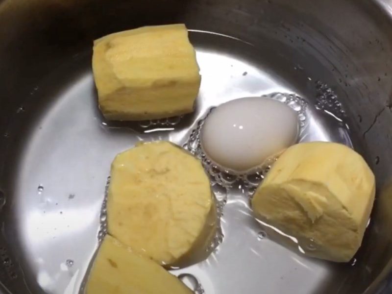 Luộc khoai lang và trứng