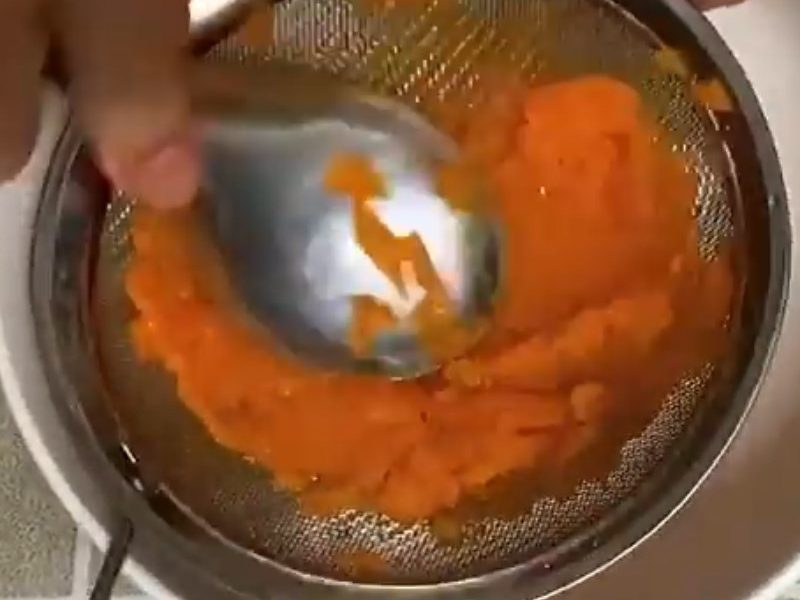 Cho cà rốt ra rây tán nhuyễn mịn