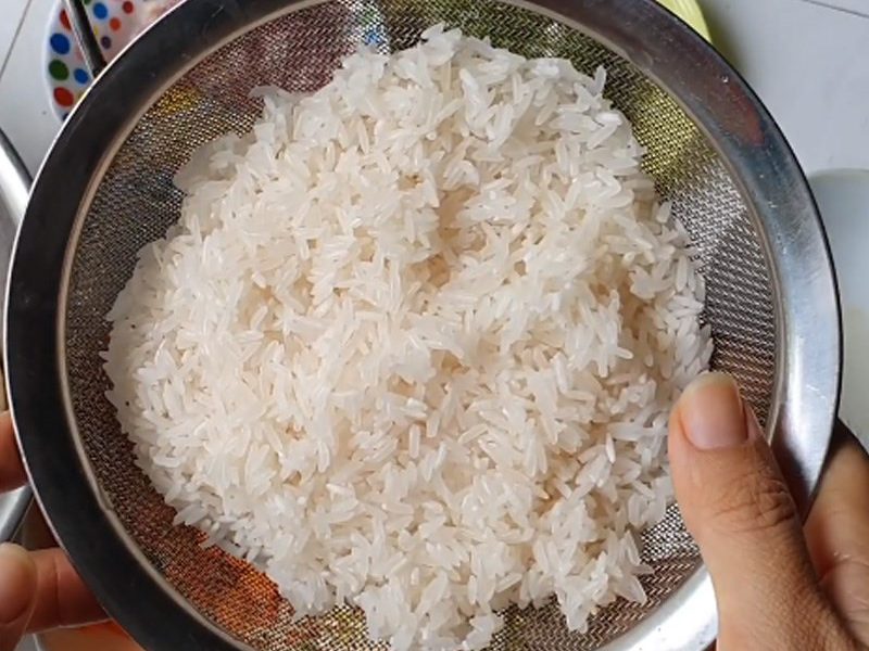 Gạo vo sạch để ráo