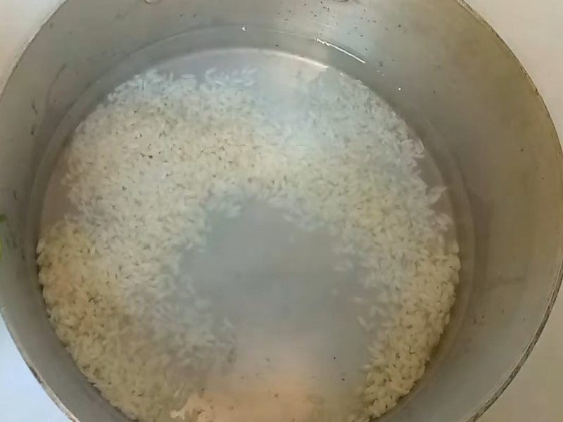 Ngâm gạo cho nở mềm