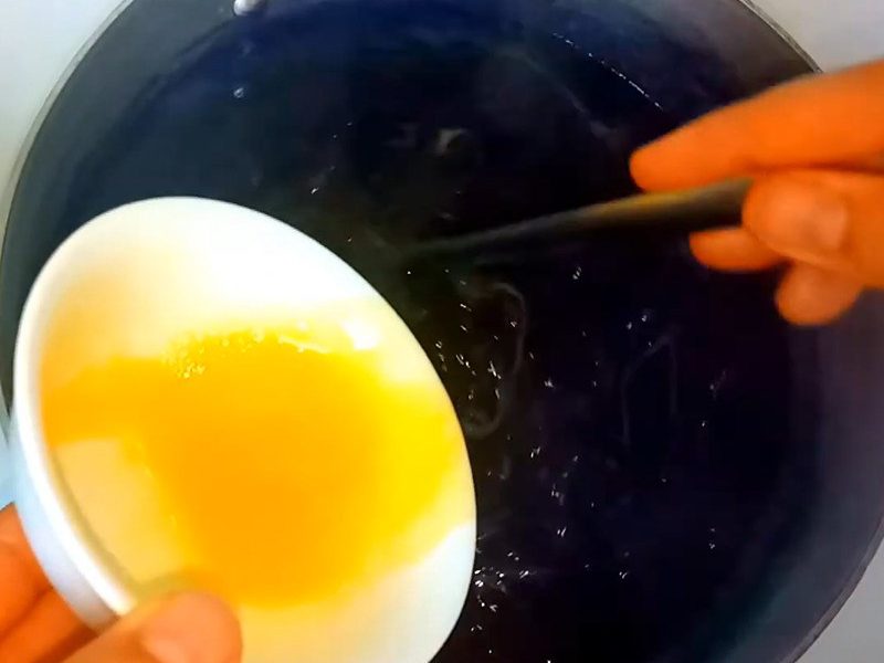Cho phần trứng vào cháo khuấy đều