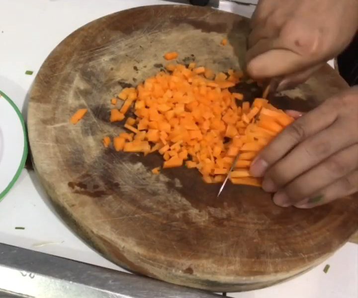 Cà rốt cắt hạt lựu nhỏ