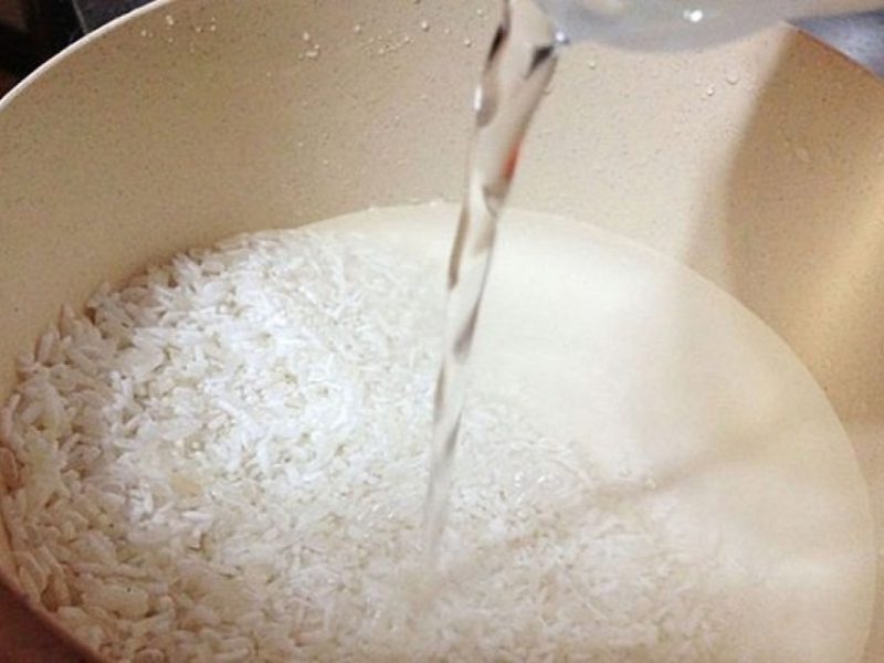 Gạo vo sạch đem ngâm nước cho mềm