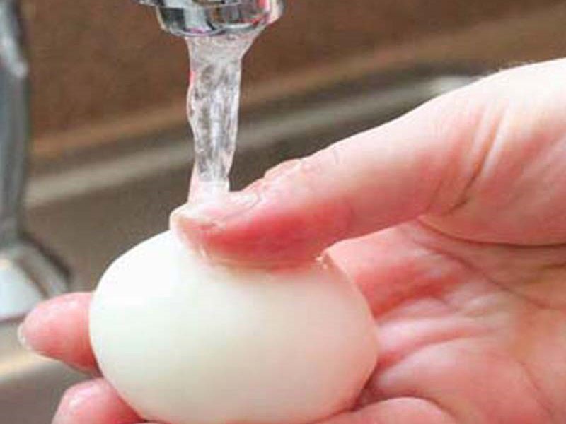 Trứng vịt muối đem rửa sạch 
