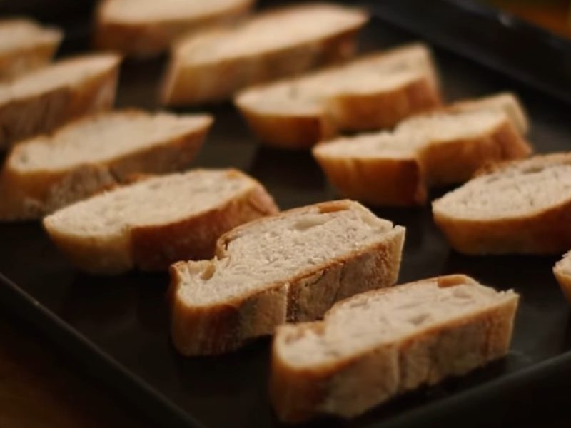 Bánh mì cắt thành lát nhỏ vừa ăn rồi đem nướng