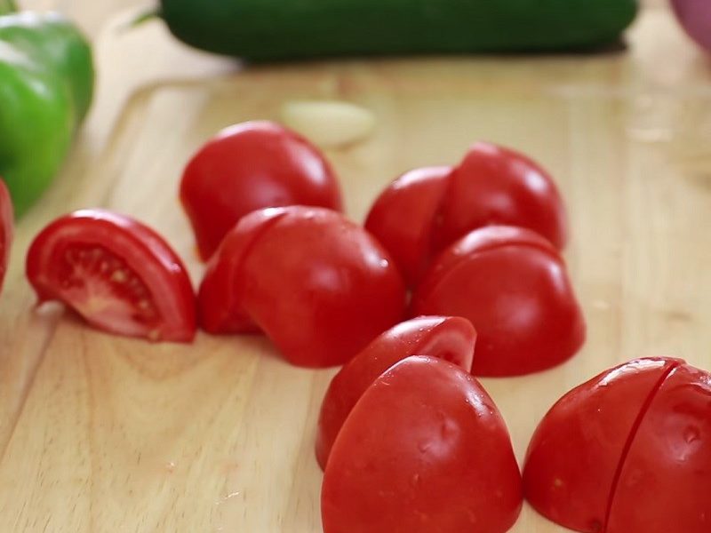 Cà chua rửa sạch cắt miếng vừa ăn