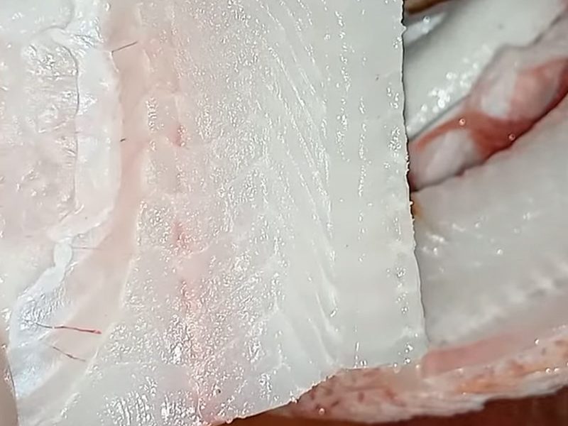 Cá làm sạch rồi lóc lấy phần thịt