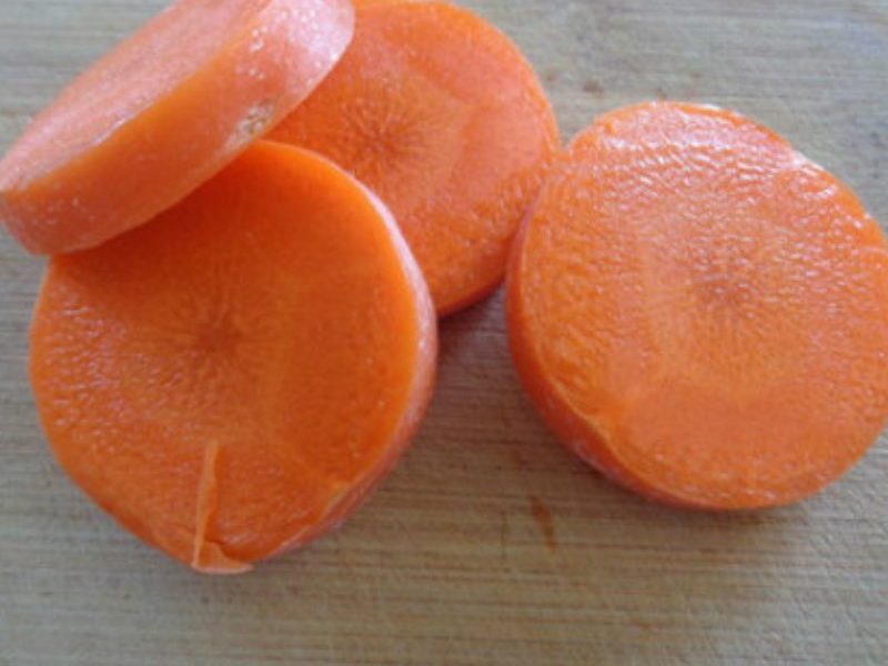 Cà rốt gọt vỏ cắt thành những khoanh tròn 