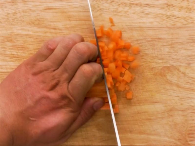 Cà rốt rửa sạch cắt hạt lựu nhỏ