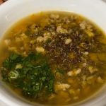 Món cháo gà bí đỏ hạt quinoa cung cấp dưỡng chất cho bé