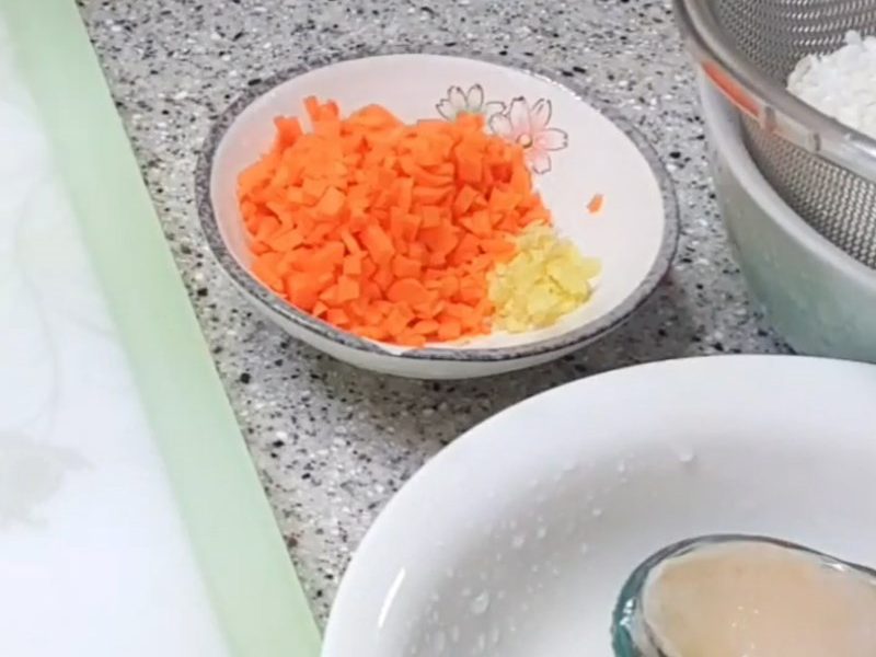 Băm nhuyễn gừng và cà rốt
