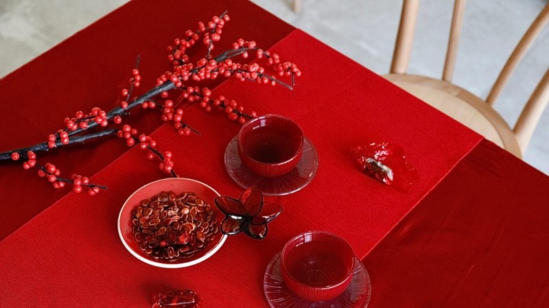 Sử dụng khăn trải bàn có màu đỏ hay vàng để mang đến tài lộc, may mắn cho năm mới 