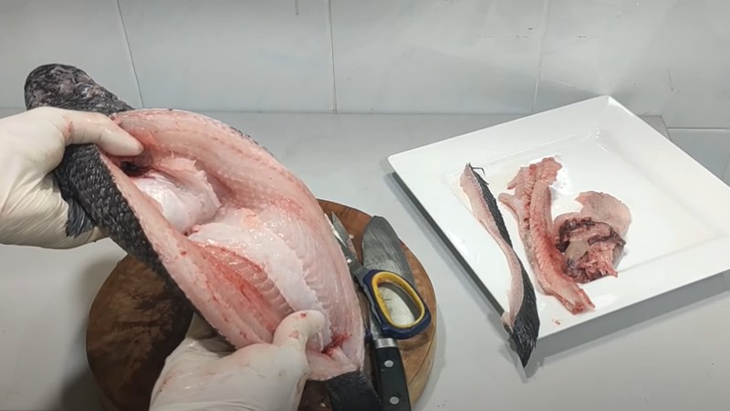 Bạn nên cạo vảy và cắt bớt vây cá trước khi rút xương 