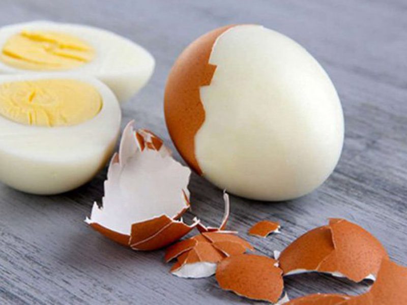 Cách bóc vỏ trứng siêu nhanh với dụng cụ có ngay trong nhà bếp