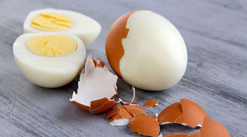 Cách bóc vỏ trứng siêu nhanh với dụng cụ có ngay trong nhà bếp