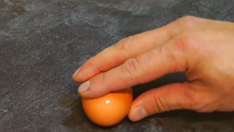 Bóc trứng bằng cách lăn tròn