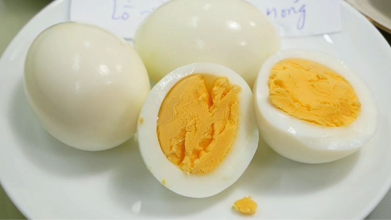 Hết thời gian trứng chín bạn lấy trứng ra bóc bỏ vỏ
