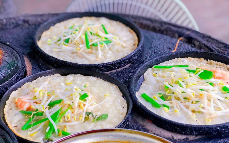Người Phú Yên sẽ pha bột gạo với một ít nước ấm