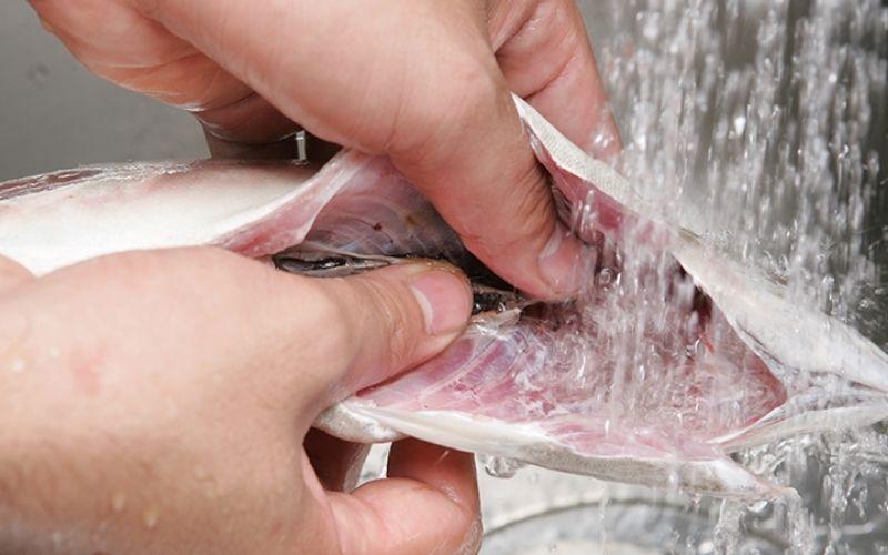 Dùng hỗn hợp gừng với giấm hoặc nước cốt chanh để khử mùi tanh của cá