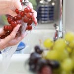 Rửa nho đúng cách để loại bỏ bụi bẩn và hóa chất